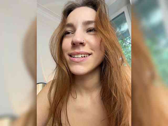 avolood bongacams live cam model