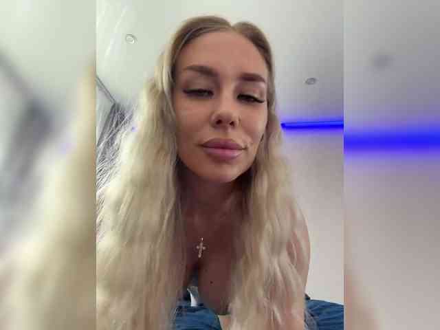 Lovensesgirl bongacams live cam model
