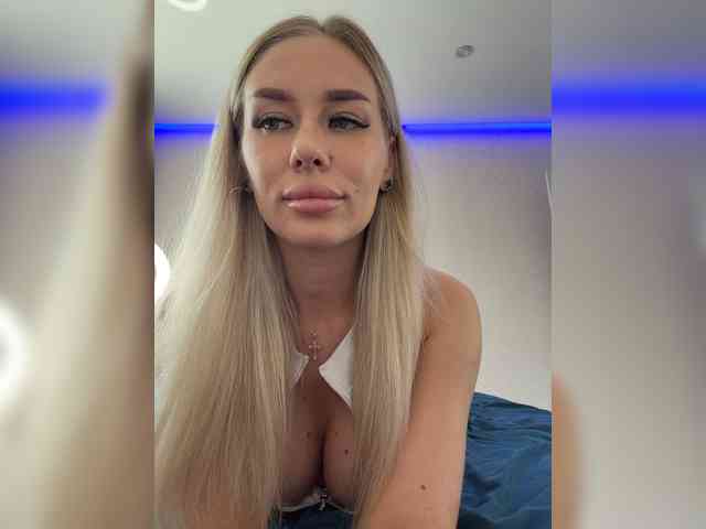 Lovensesgirl bongacams live cam model