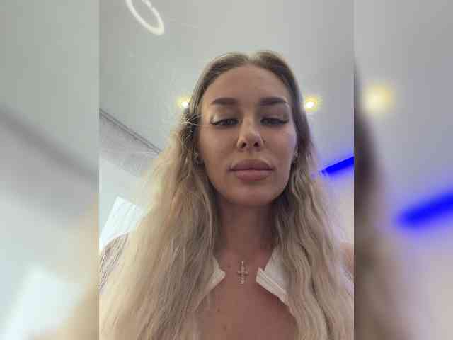 Lovensesgirl bongacams live cam model