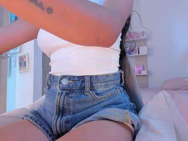 TinyRouse bongacams live cam model