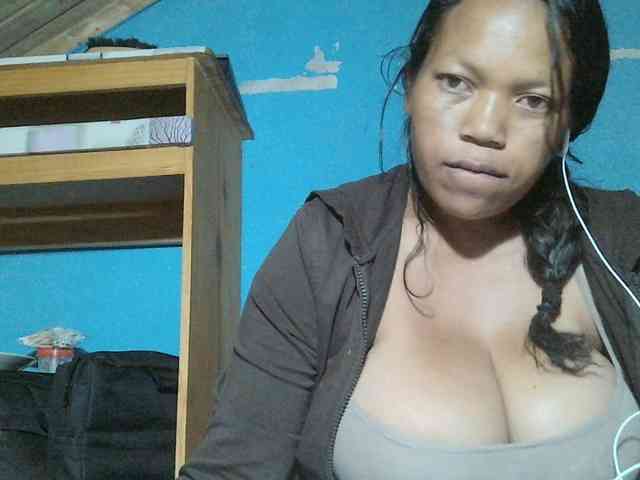 MIRANDAW bongacams live cam model