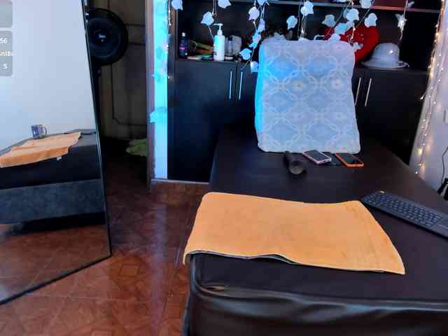 xcarlet1 bongacams live cam model
