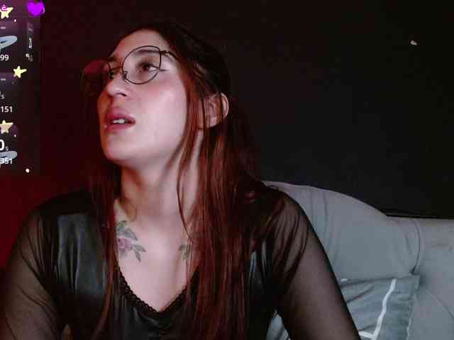 Red-moonn bongacams live cam model