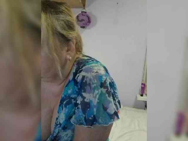 LucyAlexis bongacams live cam model