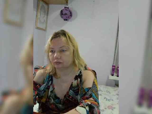 LucyAlexis bongacams live cam model