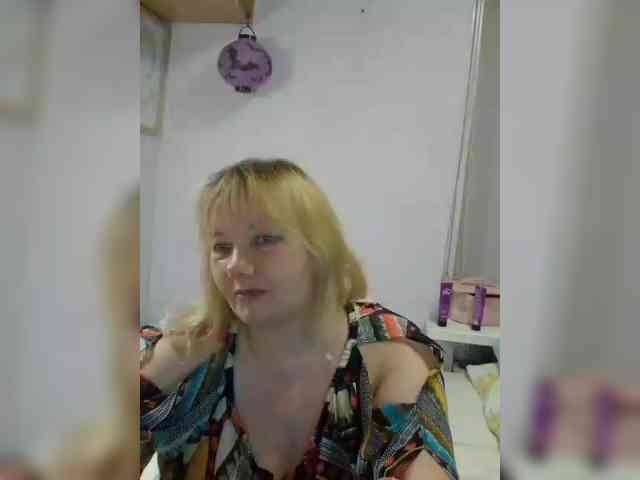 LucyAlexis bongacams live cam model