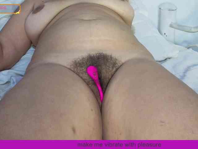 carolinahairy bongacams live cam model