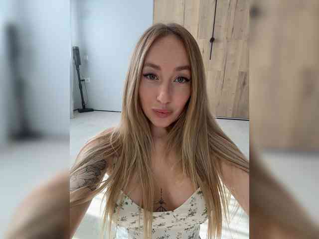KiraBlake bongacams live cam model