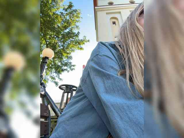 KiraBlake bongacams live cam model