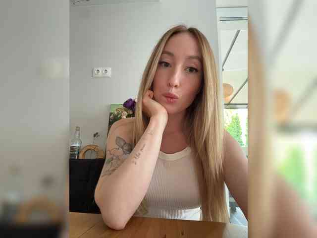 KiraBlake bongacams live cam model