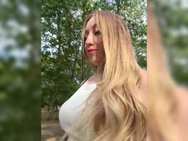KiraBlake bongacams live cam model