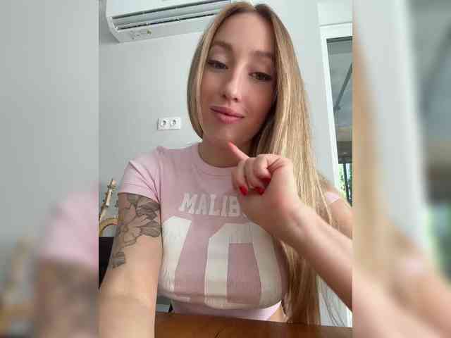 KiraBlake bongacams live cam model