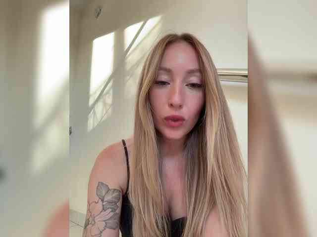 KiraBlake bongacams live cam model