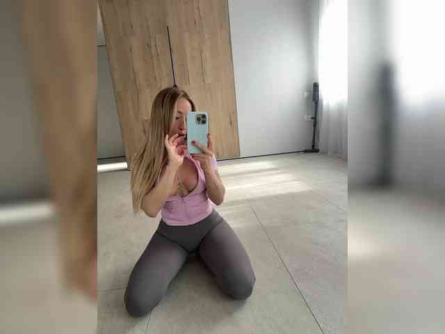 KiraBlake bongacams live cam model