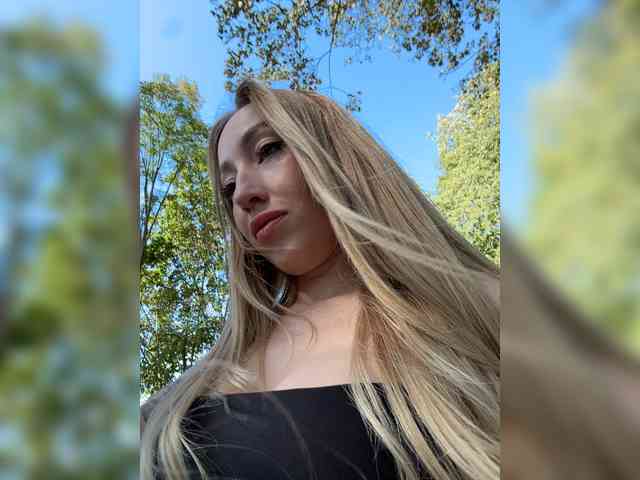 KiraBlake bongacams live cam model