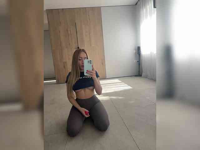 KiraBlake bongacams live cam model