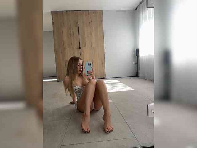 KiraBlake bongacams live cam model