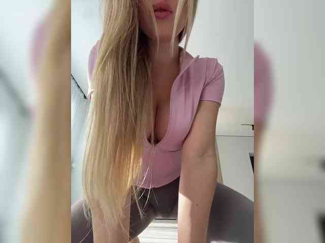 KiraBlake bongacams live cam model
