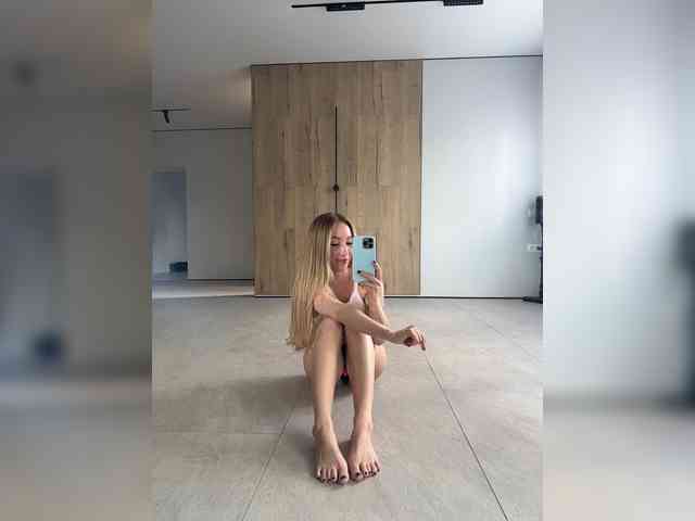 KiraBlake bongacams live cam model