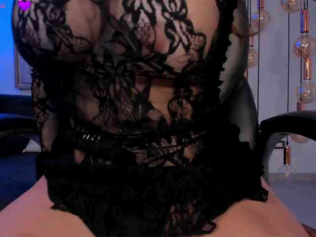 MaryLewis bongacams live cam model