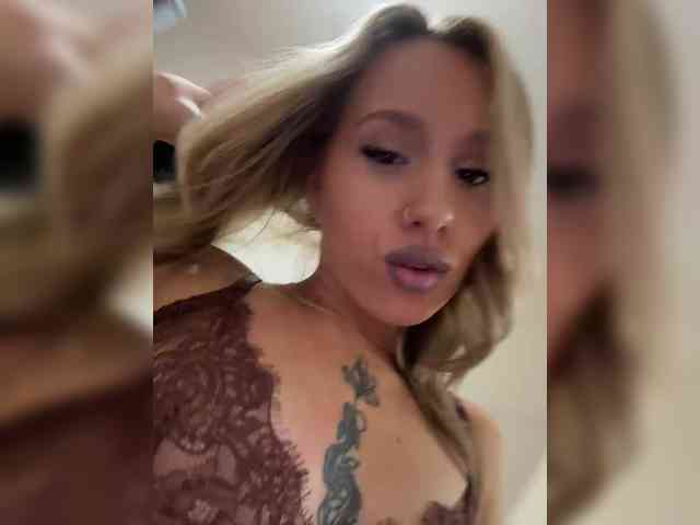Crystal1-1 bongacams live cam model
