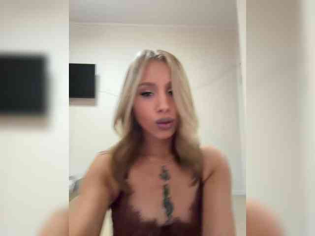 Crystal1-1 bongacams live cam model