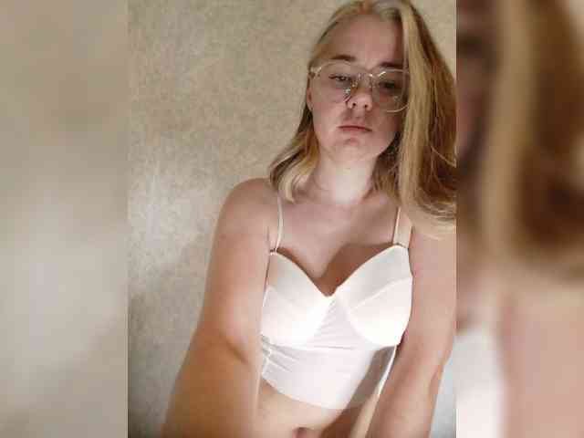 kroshka-meow bongacams live cam model