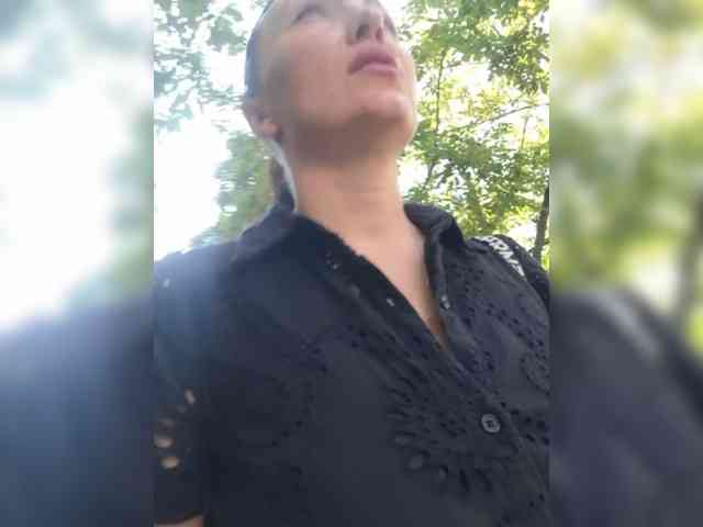 DIVORA bongacams live cam model