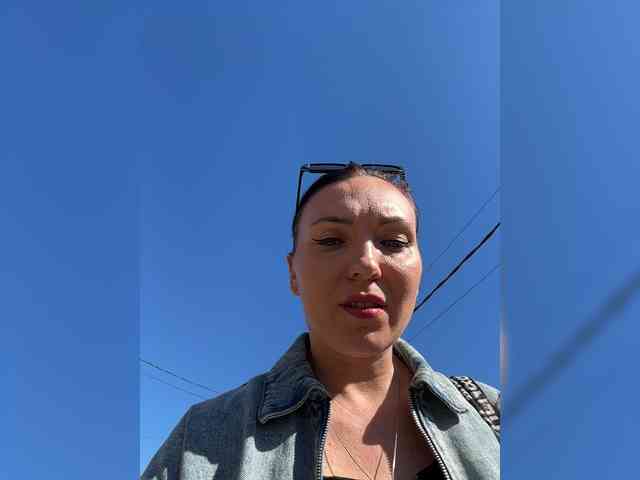 DIVORA bongacams live cam model