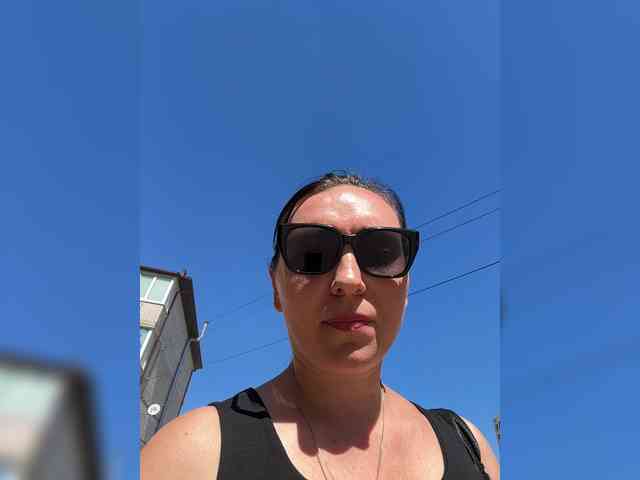 DIVORA bongacams live cam model