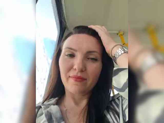 DIVORA bongacams live cam model