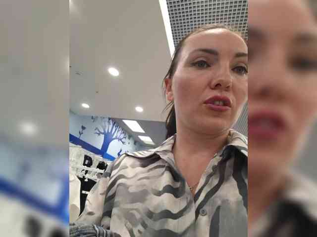 DIVORA bongacams live cam model