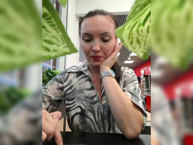 DIVORA bongacams live cam model