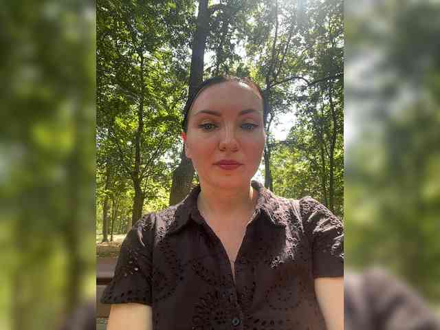 DIVORA bongacams live cam model