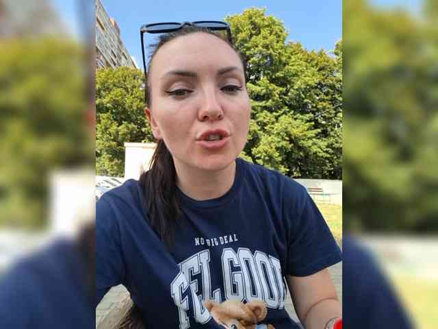 DIVORA bongacams live cam model