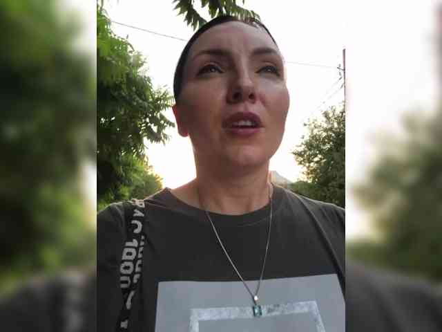 DIVORA bongacams live cam model