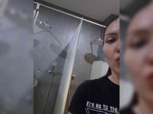 DIVORA bongacams live cam model