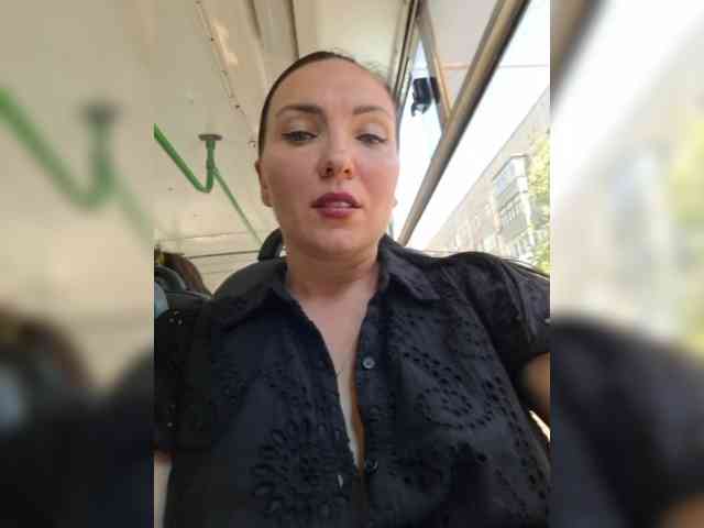 DIVORA bongacams live cam model