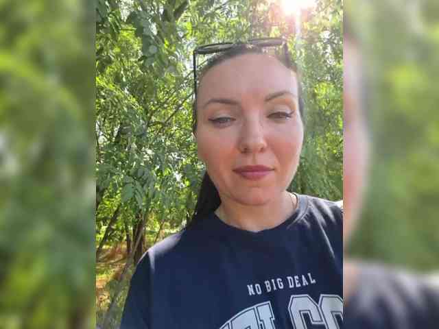 DIVORA bongacams live cam model