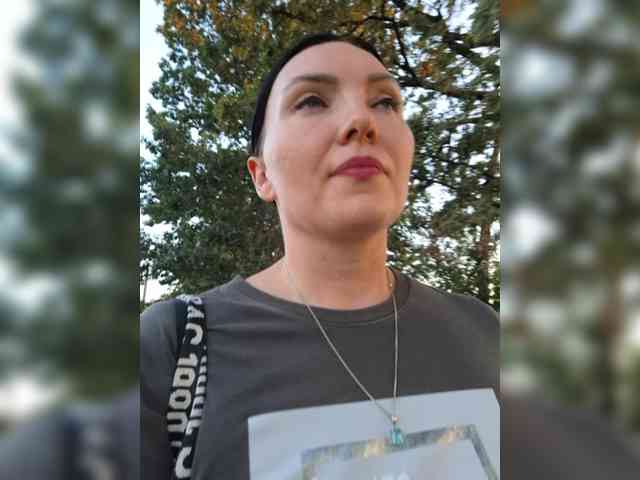 DIVORA bongacams live cam model