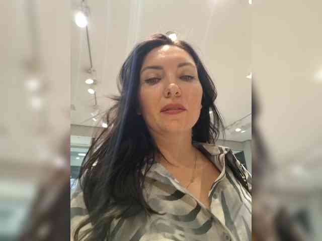 DIVORA bongacams live cam model