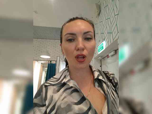 DIVORA bongacams live cam model