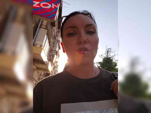 DIVORA bongacams live cam model
