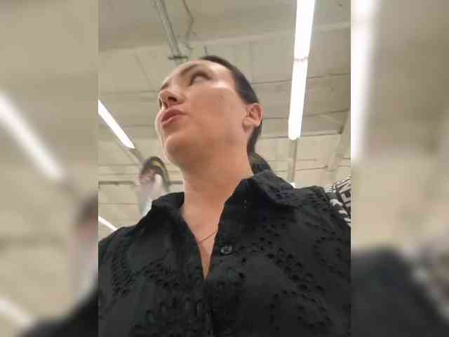 DIVORA bongacams live cam model