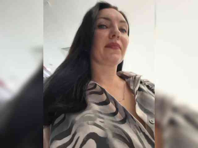DIVORA bongacams live cam model