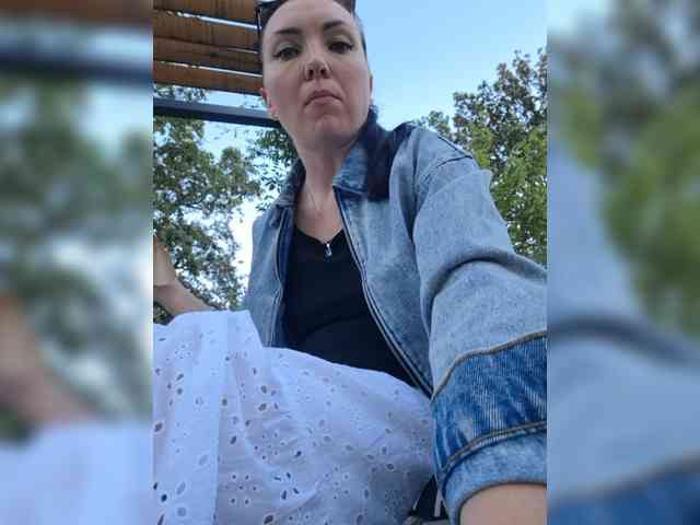 DIVORA bongacams live cam model
