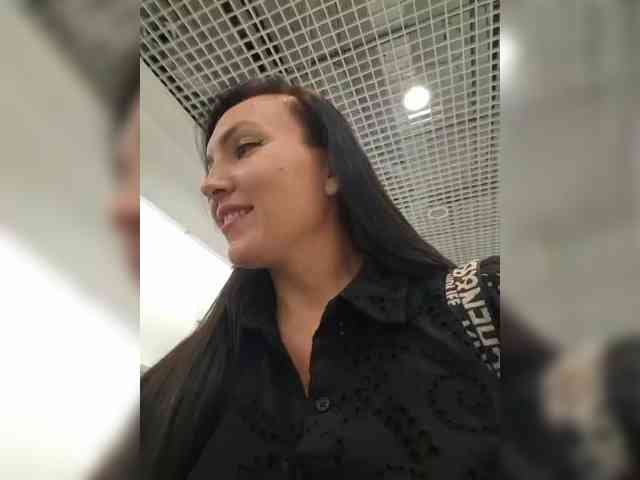 DIVORA bongacams live cam model