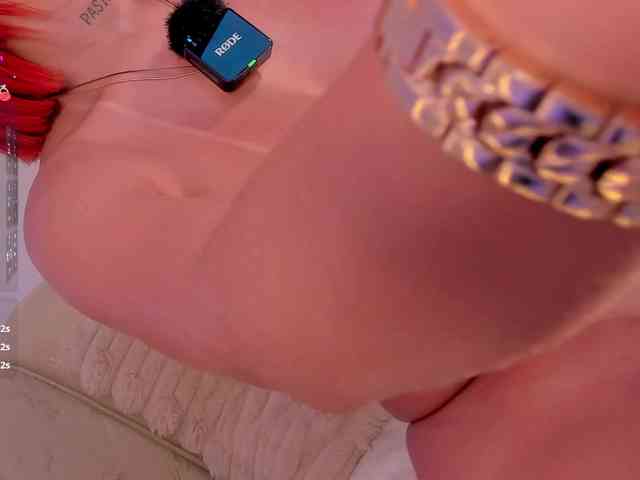 MadelineFox bongacams live cam model
