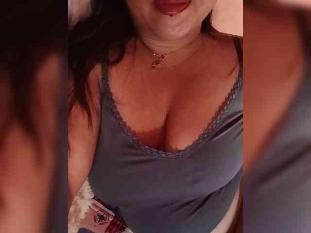 komurasaki bongacams live cam model